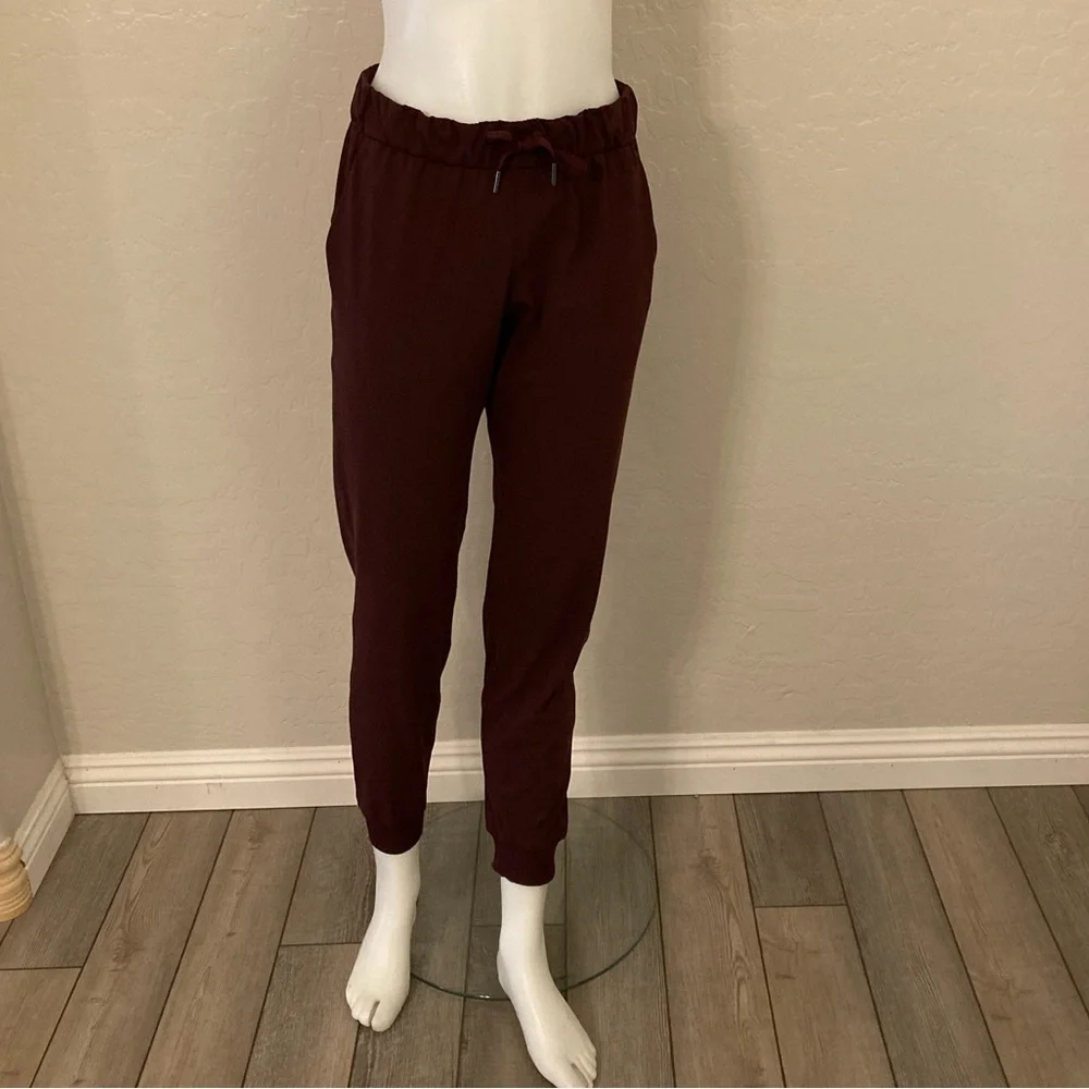 Lululemon On The Fly Jogger Cassis Size 6